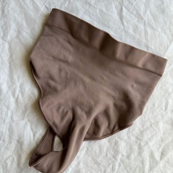SKIMS Seamless Sculpt Mid Waist Thong L Sienna Brand New - Picture 6 of 7